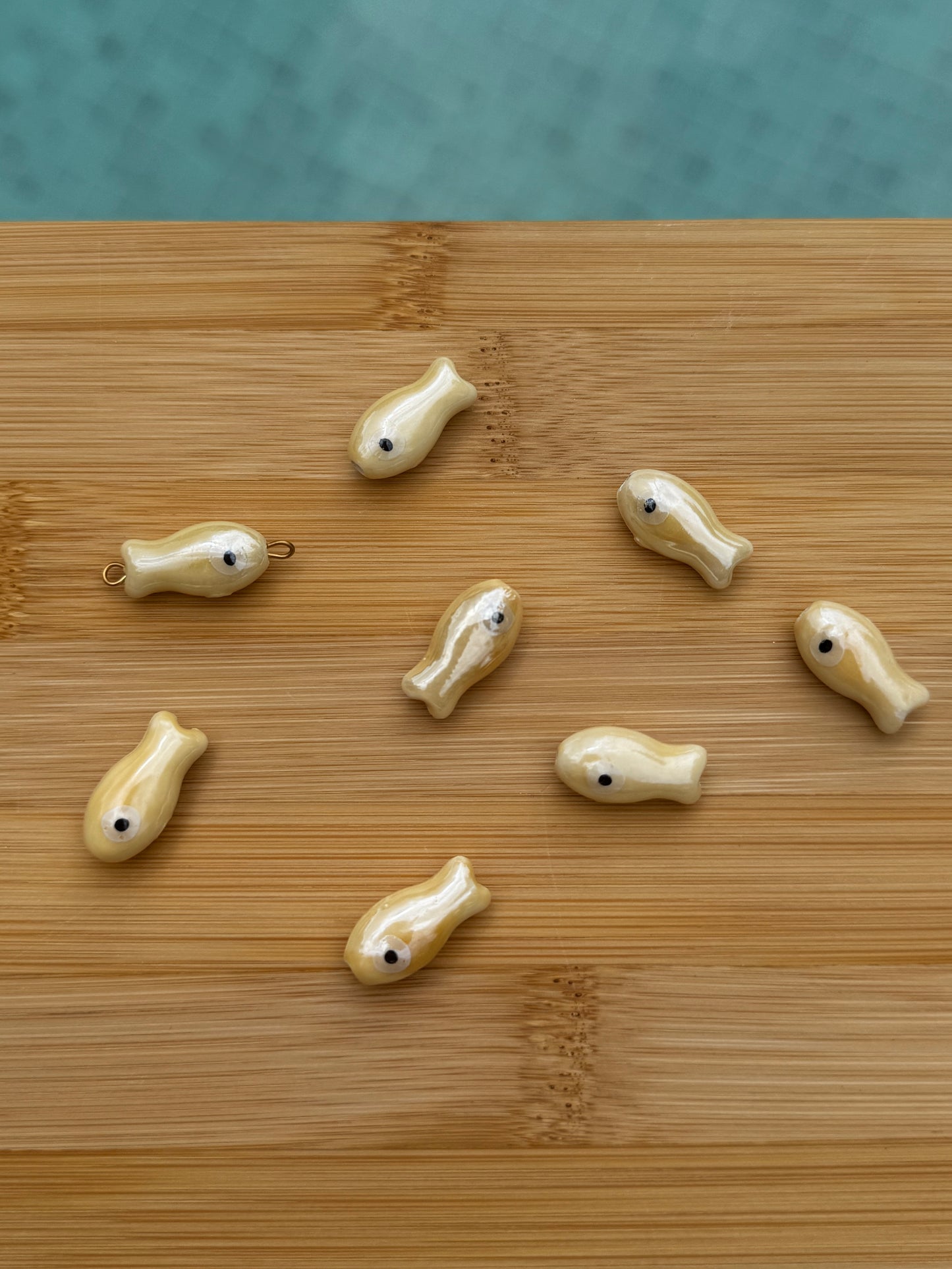 Pendentif poisson en céramique jaune